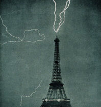 Lightning_striking_the_Eiffel_Tower_-_NOAA